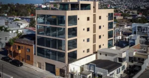 Render exterior del edificio con vista de calle y entorno.