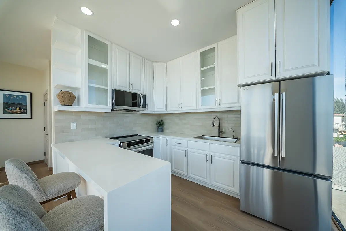 2 Los Cristales-White Modern Kitchen