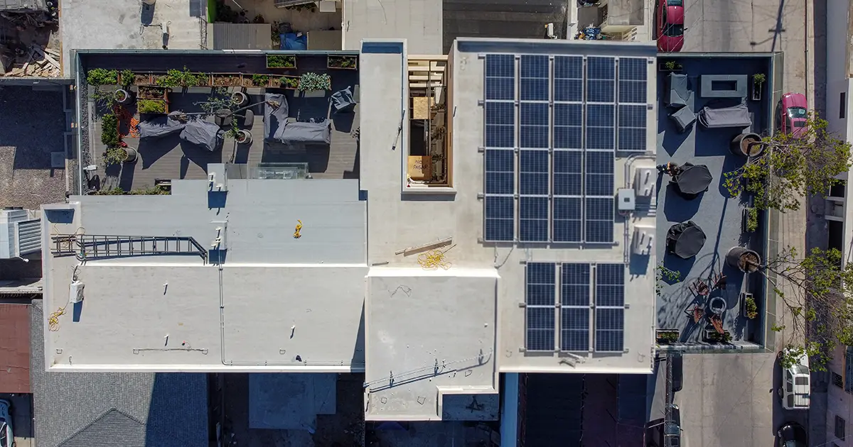 Esquema de eficiencia energética con paneles solares y aislamiento térmico en Condominios Los Cristales, Tijuana